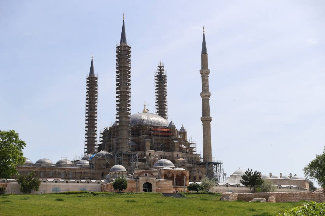 Selimiye Camisi'nin ana kubbe aleminin montajı tamamlandı 13